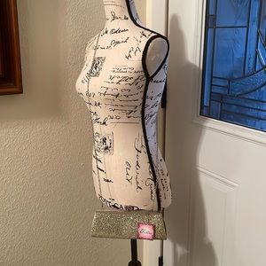 NWT- Deline Crossbody evening bag gold glittery w/kiss closure & chain strap